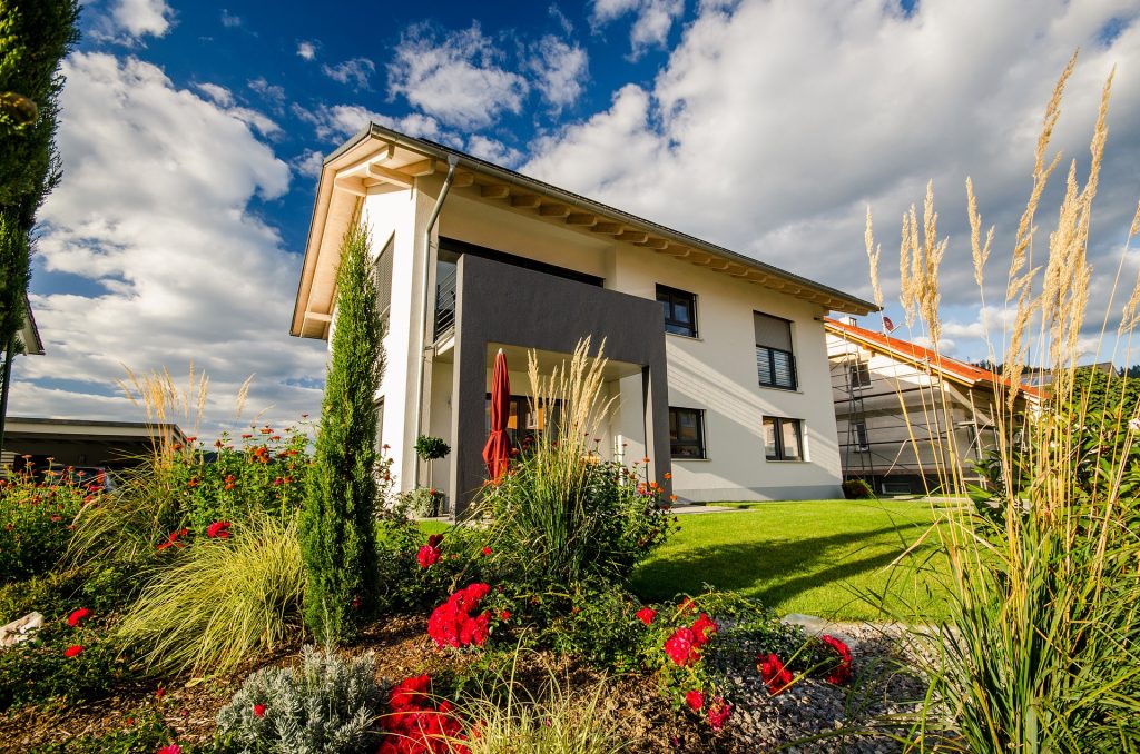 Maison individuelle neuve entourée par un jardin arboré