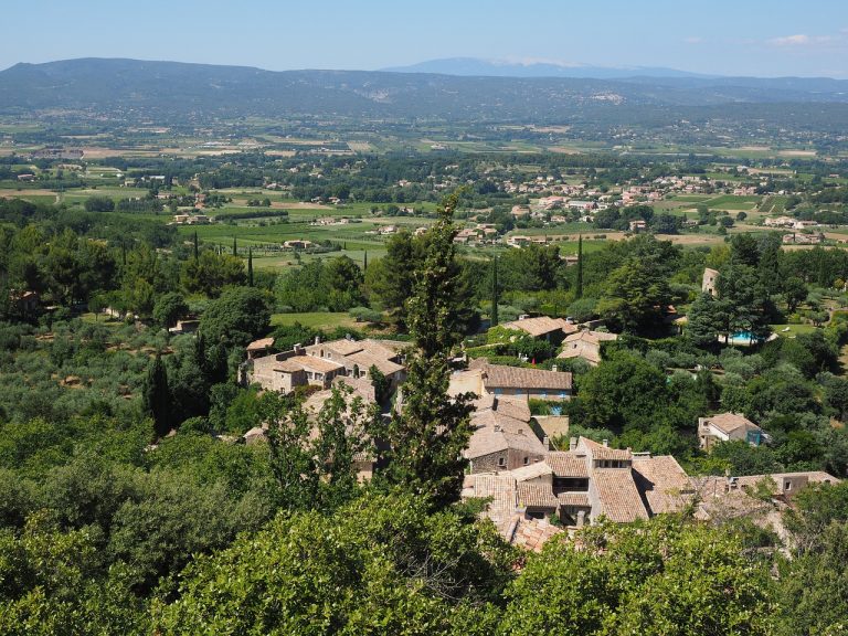 vue panoramique d'un village de Provence